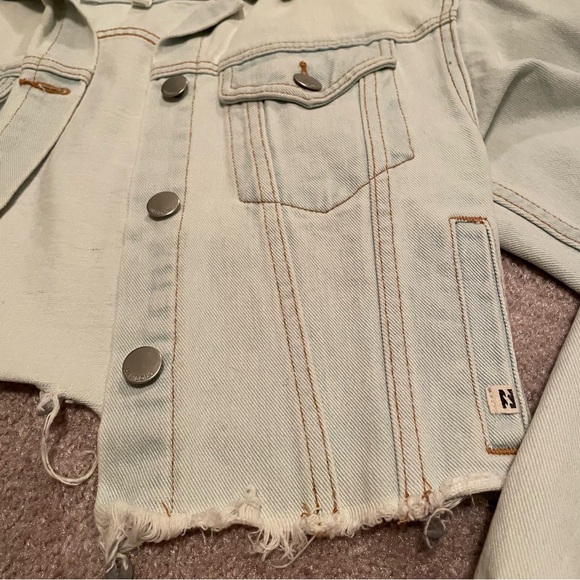 Billabong Cropped Light Wash Denim Jacket Womens Small Cropped Jean Jacket - Picture 12 of 13